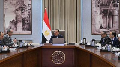رئيس الوزراء يستعرض عدد من ملفات عمل وزارة الاتصالات