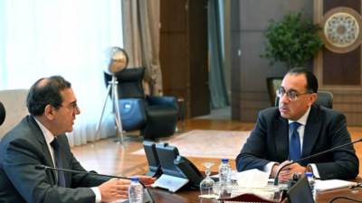 رئيس الوزراء يتابع الموقف التنفيذي للمبادرة القومية للتوسع في تحويل السيارات للعمل بالغاز الطبيعي