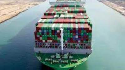 شركتا شحن تخطران قناة السويس بالعودة إلى الممر الملاحي