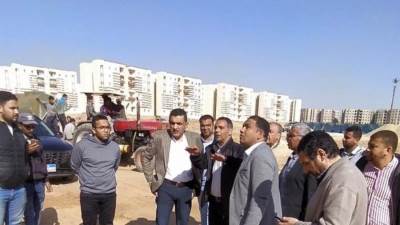 مسئولو " الإسكان " يتفقدون مشروعات المرافق والطرق بمدينة حدائق العاصمة