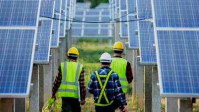 الحكومة تعزز استثمارات الطاقة المتجددة بقيمة 83 مليار دولار