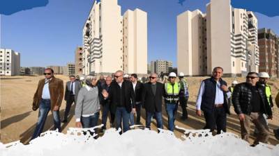 وزير الإسكان يتفقد موقف تنفيذ وحدات «سكن لكل المصريين» بالسويس الجديدة