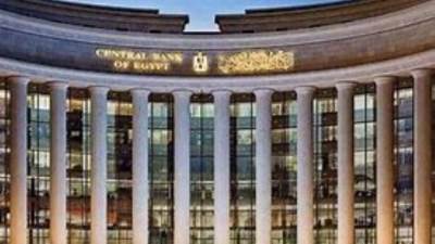 بنوك مصرية تحظر السحب النقدي من الخارج وسط أزمة نقص العملة الأجنبية
