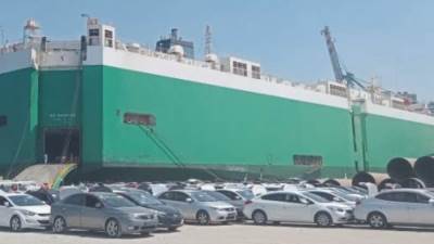 ميناء غرب بورسعيد يستقبل 3874 سيارة لذوي الهمم