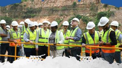 وزير الإسكان يشاهد تشغيل أول توربينة بمشروع سد ومحطة «جوليوس نيريري» بتنزانيا