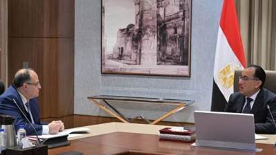 مدبولي يبحث مع رئيس هيئة الدواء جهود توطين الصناعة وضبط الأسعار