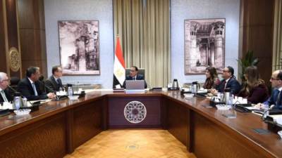 «مرسيدس بنز» تدرس فرص الاستثمار بمجال السيارات الكهربائية في مصر