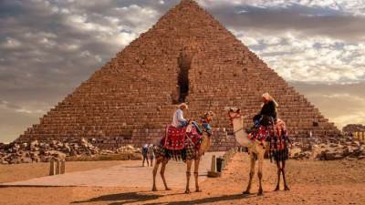 تشكيل لجنة علمية لمراجعة ترميم هرم منكاورع المعروف إعلاميا بـ«تبليط الهرم» 