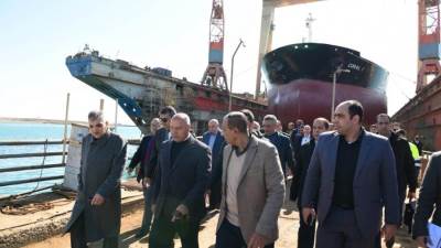 «وزير النقل» و«رئيس هيئة القناة» يتفقدان ترسانة السويس البحرية 