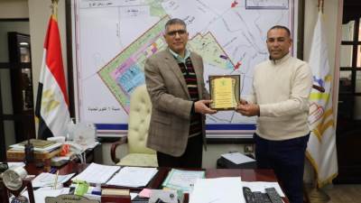 "رئيس جهاز مدينة ٦ أكتوبر" يكرم الموظف المثالي لشهر يناير