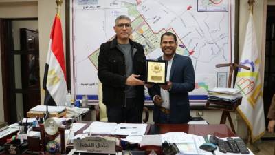 "رئيس جهاز مدينة ٦ أكتوبر" يكرم أحد عمال اليومية بإدارة العطاءات  