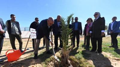 وزير الإسكان ومحافظ الوادى الجديد يتفقدان حديقة 30 يونيو الترفيهية بمدينة الخارجة