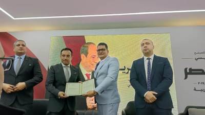 حملة الرئيس الانتخابية تكرم الكاتب أشرف رمضان رئيس الكيان الشبابي مفكرون