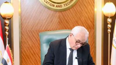 حجازي يصدر كتابًا دوريًا بشأن حظر استخدام الهواتف المحمولة أثناء العملية الدراسية