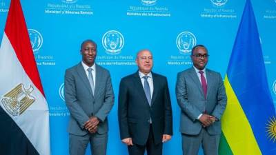 وزير النقل يجري مباحثات مكثفة مع وزيري البنية التحتية والتجارة والصناعة برواندا