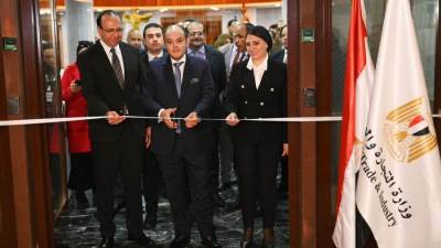 وزير التجارة والصناعة يفتتح معرض "فرص بلدنا" 