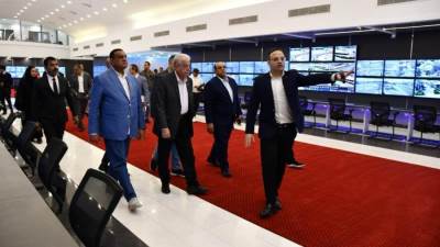 وزير التنمية المحلية يتفقد مركز الرصد الأمني ومضمار الهجن والقرية التراثية