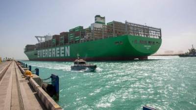 ميناء السخنة التابع لاقتصادية قناة السويس يستقبل سفينة الحاويات“Ever Goods”