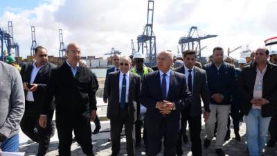 وزير النقل يتابع معدلات تنفيذ المشروعات التنموية والخدمية الجاري تنفيذها بميناء الدخيلة