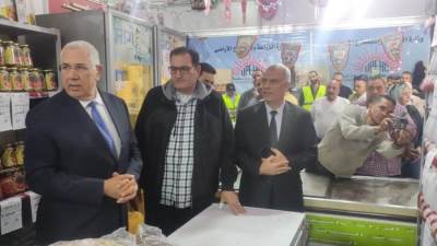 وزير الزراعة يتفقد معرض وزارة الزراعة للسلع الغذائية خير مزارعنا لأهالينا