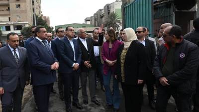 رئيس الوزراء يتفقد موقع حريق العمرانية