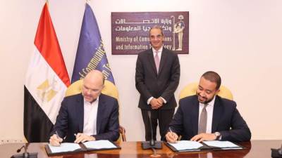 طلعت يشهد توقيع اتفاقية بين المصرية للاتصالات وإكسا إنفراستركتشر الأوروبية