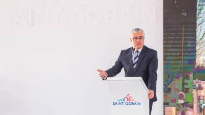 رئيس اقتصادية قناة السويس يشهد وضع حجر الأساس لمصنع لإنتاج الزجاج