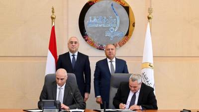 وزيرا الإسكان والنقل يشهدان توقيع بروتوكول تعاون فى مجالات النقل البرى