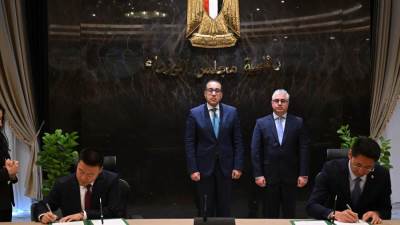 مدبولي يشهد توقيع عقد نقل حق انتفاع لأرض لشركة شين شينغ