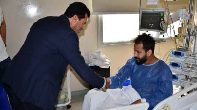 وزير الرياضة يتحدث مع اللاعب أحمد رفعت خلال زيارته بمستشفى وادى النيل