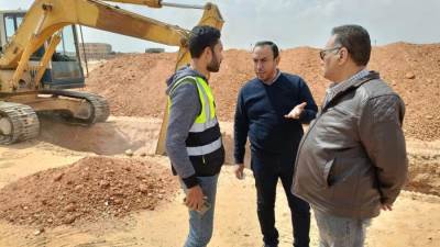 تكثيف أعمال الطرق والمرافق بالمناطق المضافة لمدينتي الشروق والعبور الجديدة 
