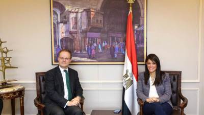 المشاط تناقش مع السفير البريطاني تنفيذ برنامج تمويل سياسات التنمية