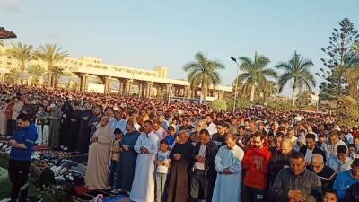 سكان مدينة دمياط الجديدة يؤدون صلاة العيد بالحديقة المركزية
