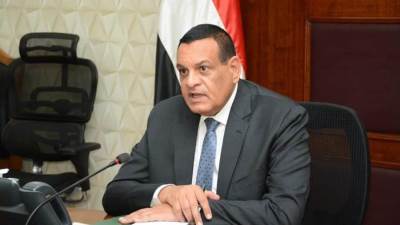 وزير التنمية المحلية يتلقي تقريراً حول جهود المحافظات في عدد من الملفات