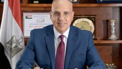 وزير الري يتابع أعمال صيانة هويس قناطر إسنا الجديدة
