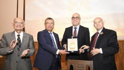 جمعية المهندسين المصرية تُكَرِّمُ الدكتور عاصم الجزار وزير الإسكان وتمنحه العضوية الفخرية