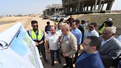 وزير الإسكان يتفقد الأعمال الجارى تنفيذها بمشروع مارينا 8