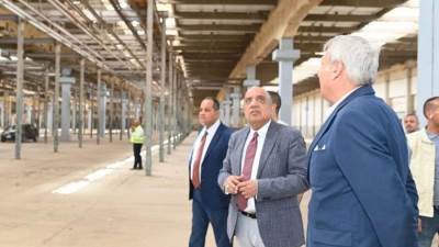 وزير قطاع الأعمال يتفقد أعمال تطوير شركة النصر لصناعة السيارات