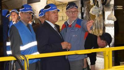 وزير النقل يبحث إنشاء مصنعين في مدينة برج العرب بالإسكندرية