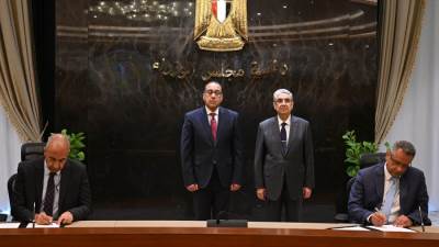 رئيس الوزراء يشهد مراسم توقيع محضري استلام الأرض لتنفيذ مشروعين لإنتاج الكهرباء