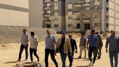 عبدالرؤوف الغيطى يتابع تنفيذ طرق جديدة بالتجمع السادس ووحدات سكمن لكل المصريين