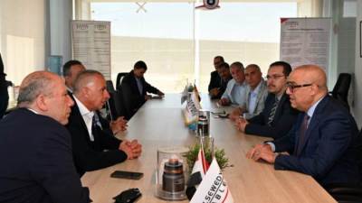 وزير الإسكان يلتقى مسئولى شركة السويدى إليكتريك