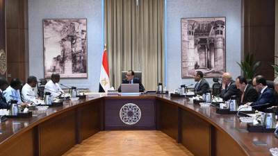 رئيس الوزراء يلتقي وزير الإدارة العامة والشئون السياسية بدولة سيراليون والوفد المرافق