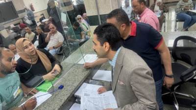 أحمد إسماعيل يتابع سير العمل بمركز خدمة تقنين أوضاع المناطق المضافة للمدينة