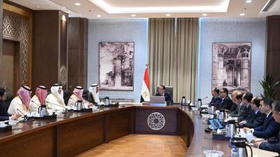 رئيس الوزراء يبحث مع مسئولين سعوديين أوجه التعاون المشترك وزيادة الاستثمارات