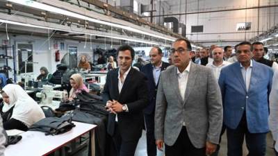 رئيس الوزراء يتفقد مصنع شركة "إيميسا دينيم" لصناعة الملابس الجاهزة