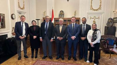 وزير التعليم العالي يبحث مع مدير مؤسسة "التايمز" سُبل مواصلة الجامعات المصرية