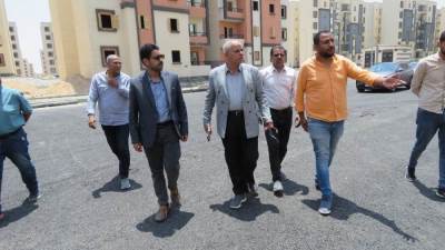كمال بهجات يتابع موقف تنفيذ مشروعات المرافق والإسكان بمدينة العبور الجديدة