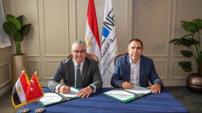 اقتصادية قناة السويس توقع عقد حق انتفاع لمصنع "إروغلو إيجيبت" للملابس الجاهزة