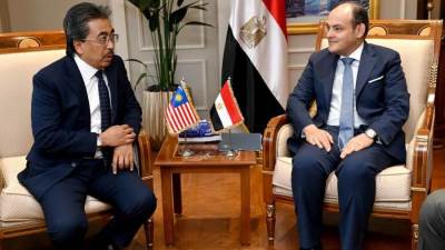 وزير التجارة يبحث مع وزير الزراعة والسلع الماليزي فرص تعزيز التعاون التجاري